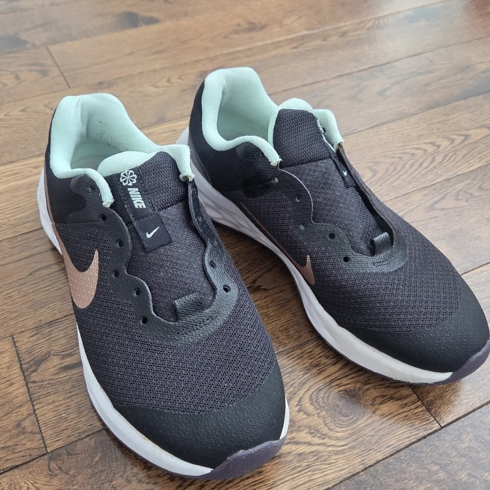 Nike Revolution Running Sneakers   (dd1096-005) Size 5y Shoes Black Green Gold